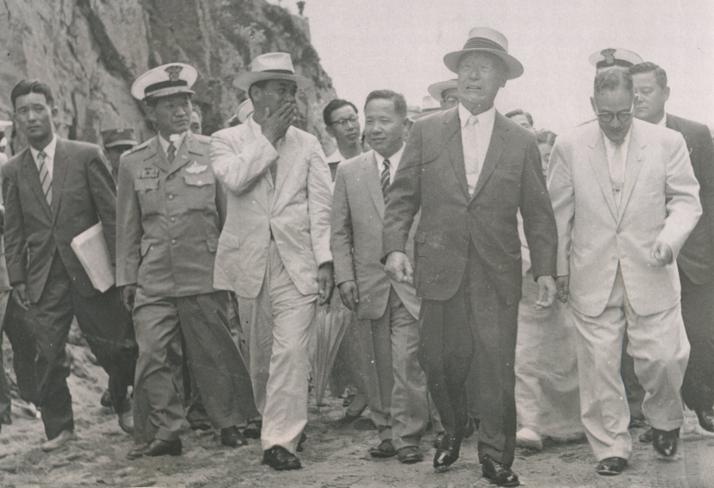 3번 국도 확장공사 기공식(이화령 현장)에 참석한 이승만 대통령 1959년 8월 9일 이미지1