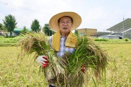 괴산군, 9일 친환경 첫 벼 베기 실시...풍년기원! 이미지